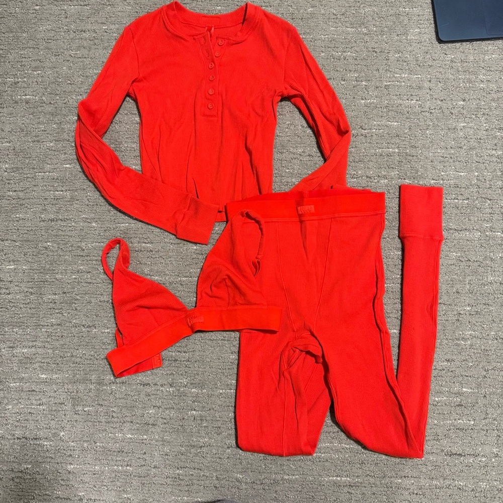 SKIMS Women's Red Long Sleeve Crop Henley + Cotton Rib Legging + bralette